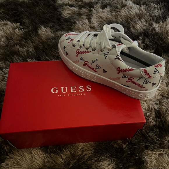 New women’s Guess sneakers size 6 - Picture 3 of 4